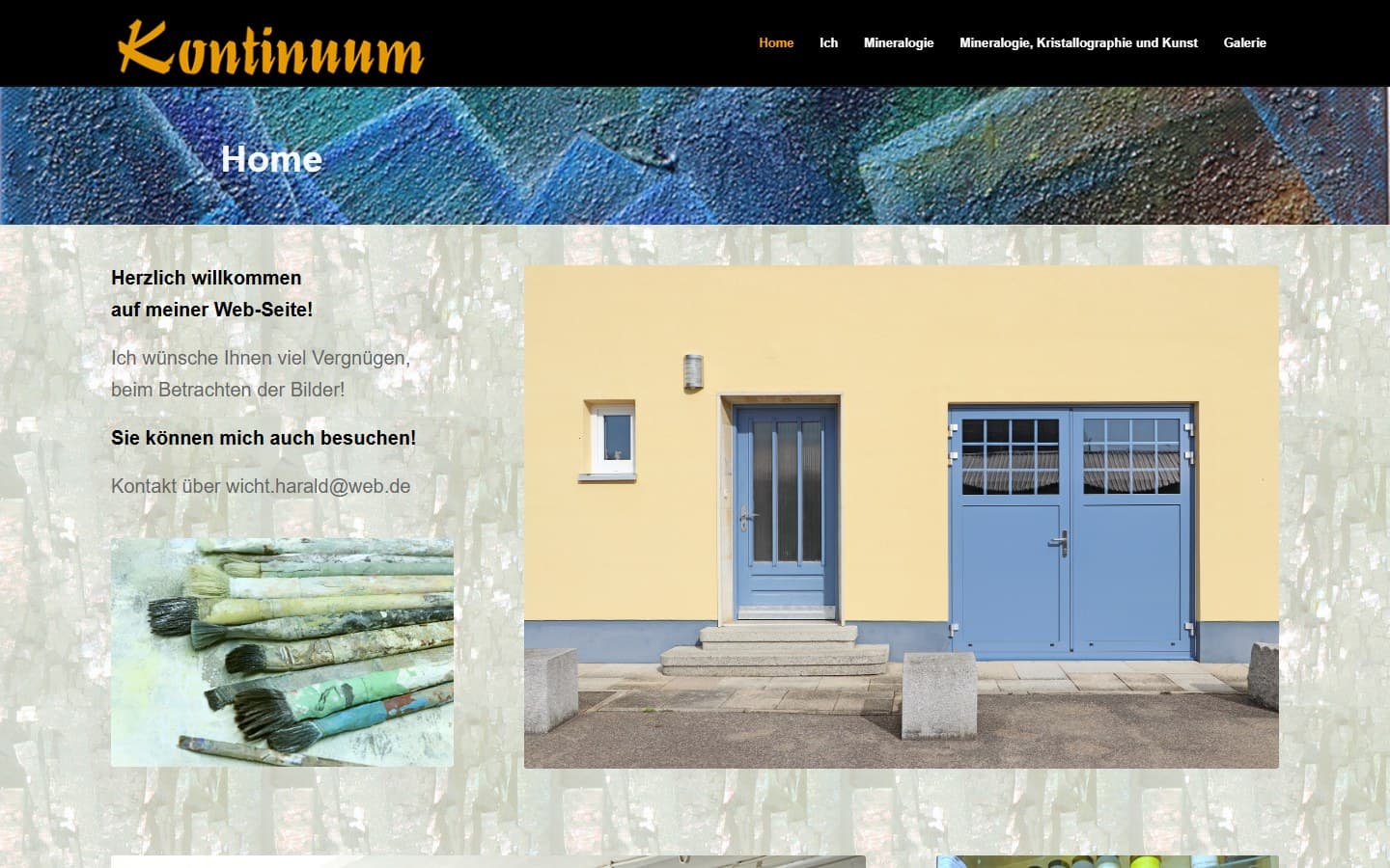 The old kontinuum.biz homepage: an orange script logo on a black bar, a photographic texture behind the page, a short welcome text and a photo of the atelier door.